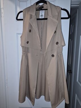 a'gaci Sleeveless Trench Jacket in Tan